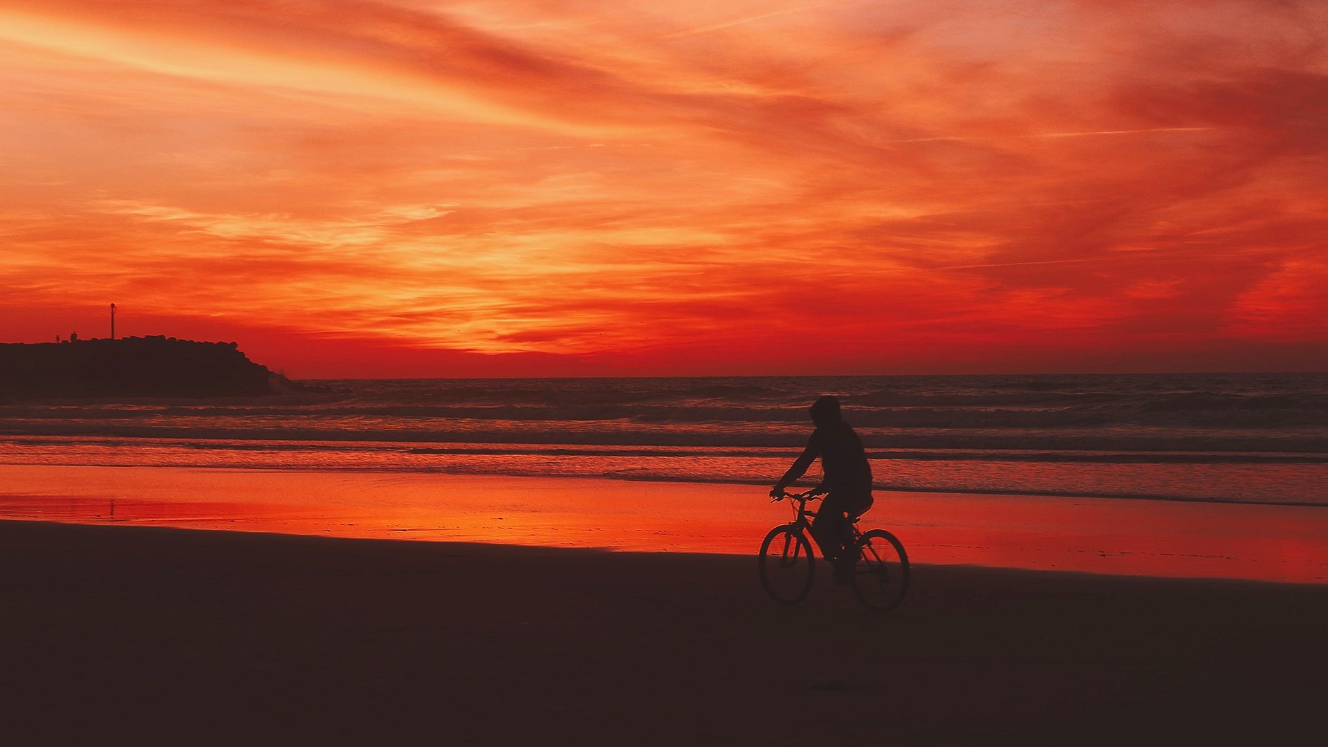 Biken in den Sonnenuntergang
